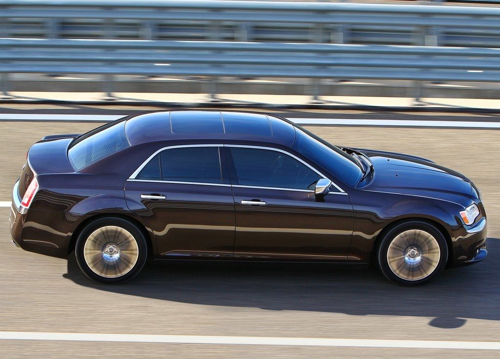 2012 Lancia Thema Side (Gallery 6 of 9)