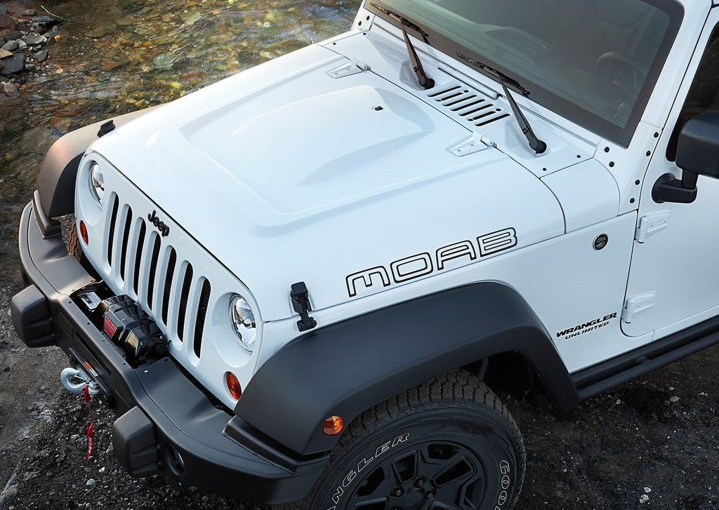 2013 Jeep Wrangler Unlimited Moab Hood (View 4 of 7)