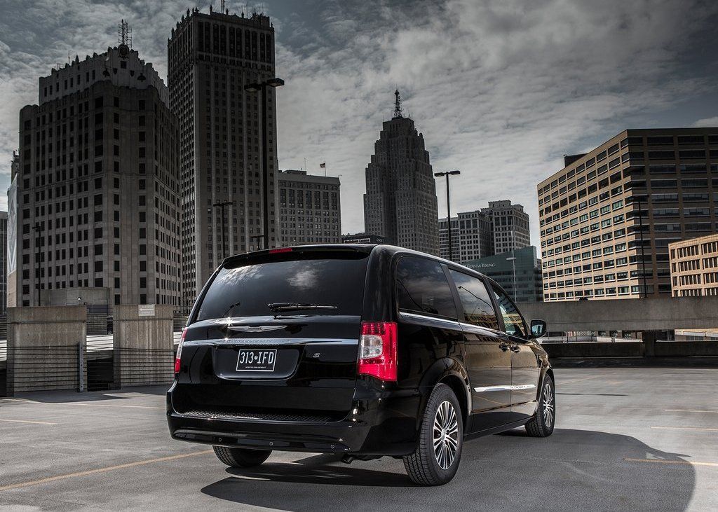 2013 Chrysler Town And Country S Rear (View 3 of 7)