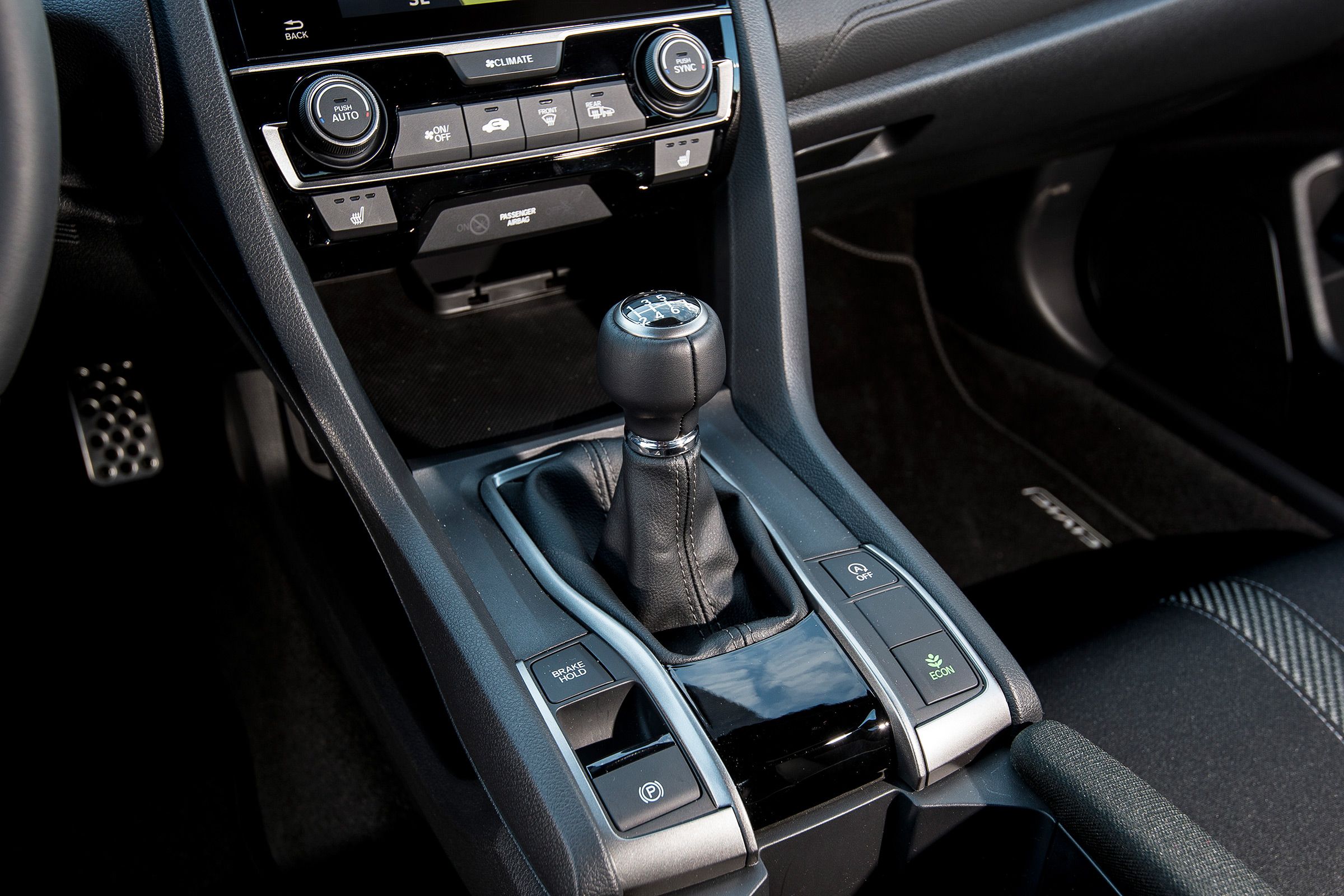 2017 Honda Civic Hatchback Interior View Gear Shift Knob (View 29 of 34)