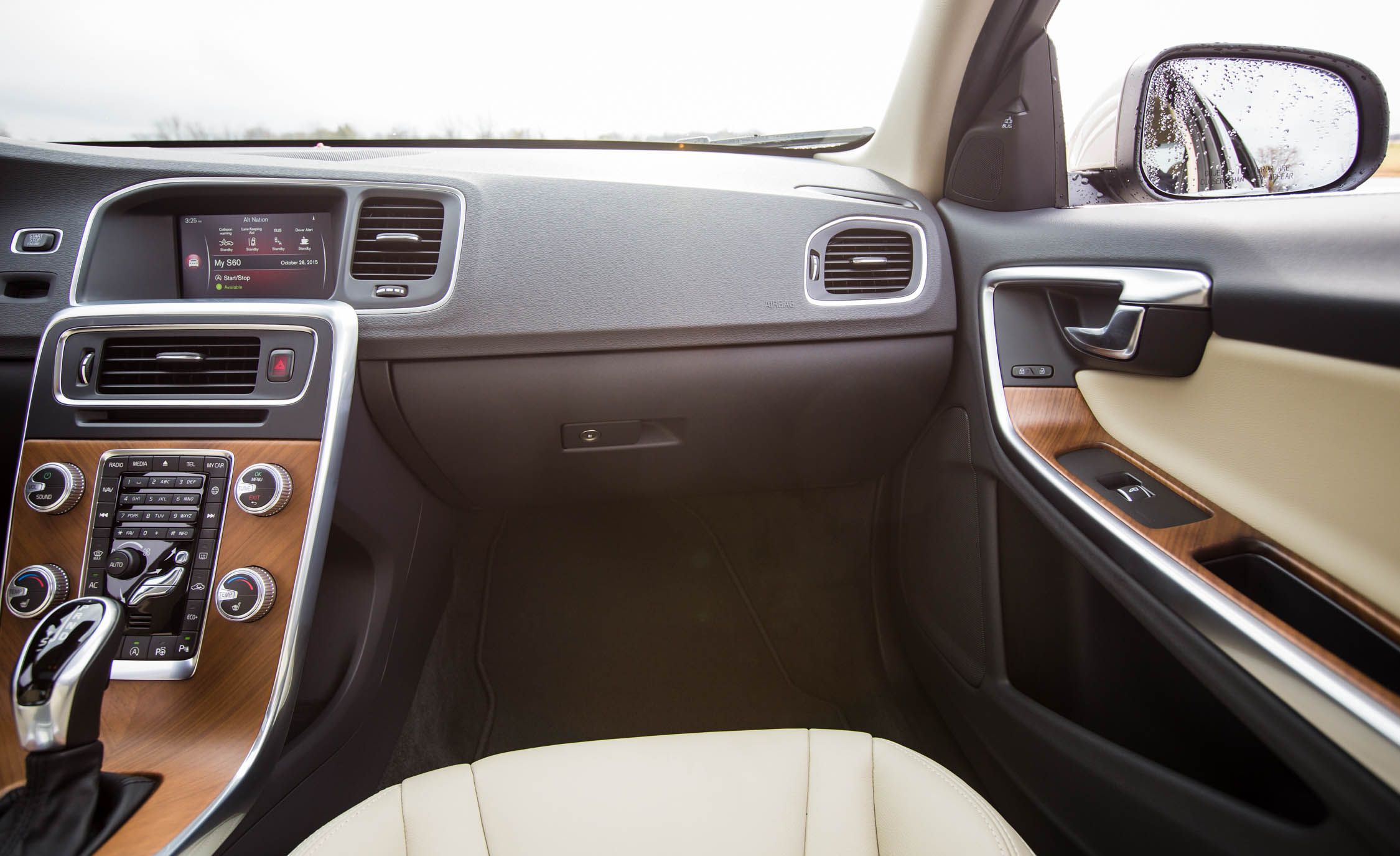 2016 Volvo S60 T5 Inscription Interior Front Passenger Dash (View 27 of 28)