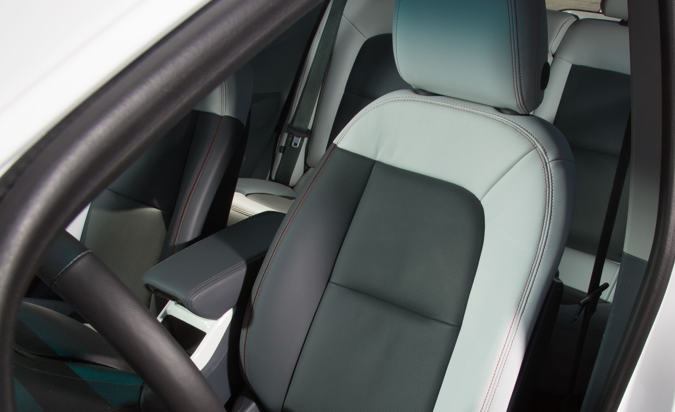 2017 Chevrolet Bolt Ev Interior Seats Front (View 8 of 12)