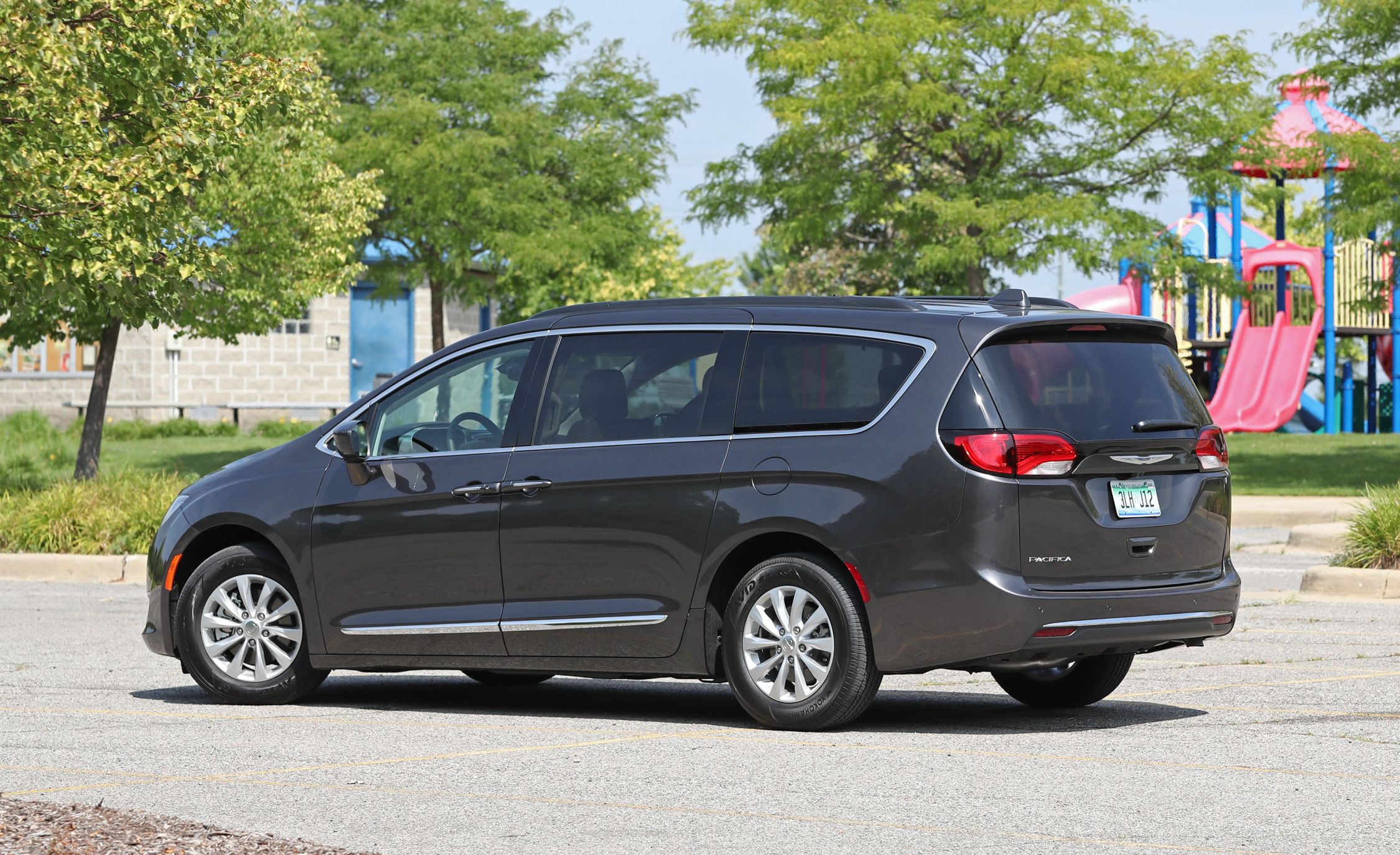 2017 Chrysler Pacifica Touring L Exterior Side And Rear (View 5 of 25)