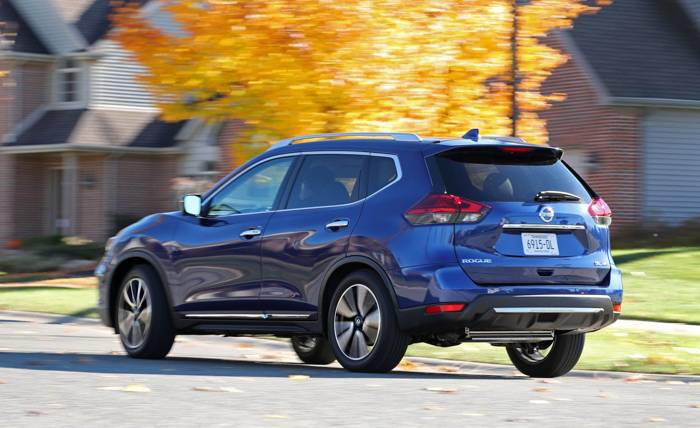 2017 Nissan Rogue Sl Awd Rear And Side View (View 20 of 37)