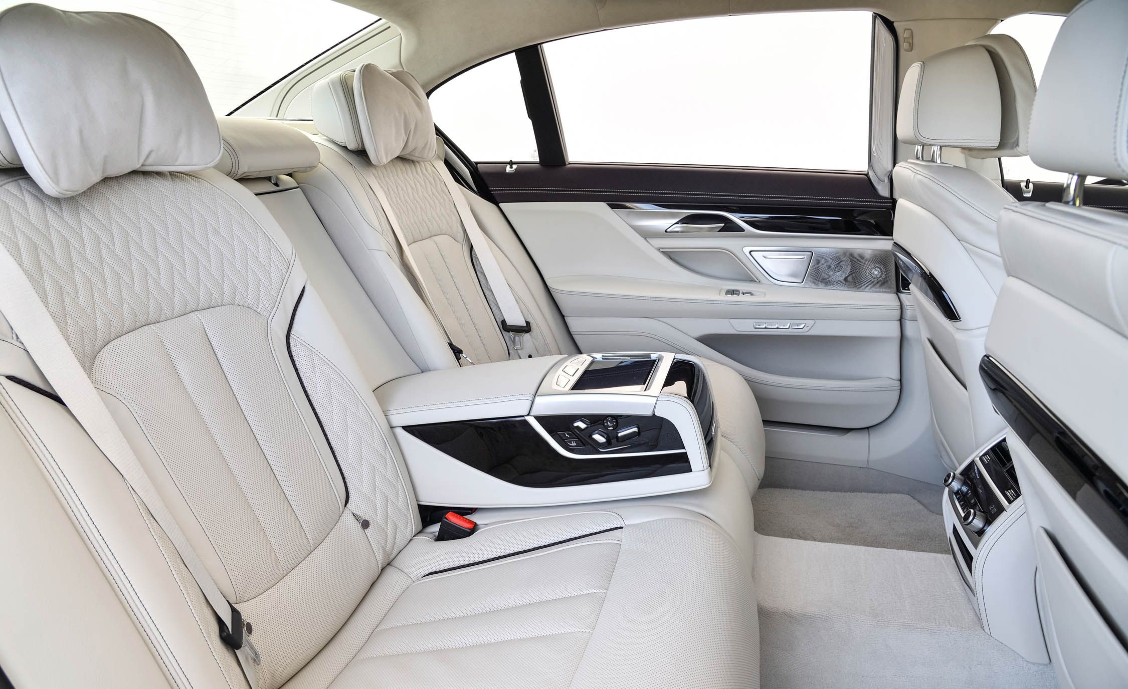 2017 BMW M760Li XDrive Interior Seats Rear Passengers (View 75 of 76)