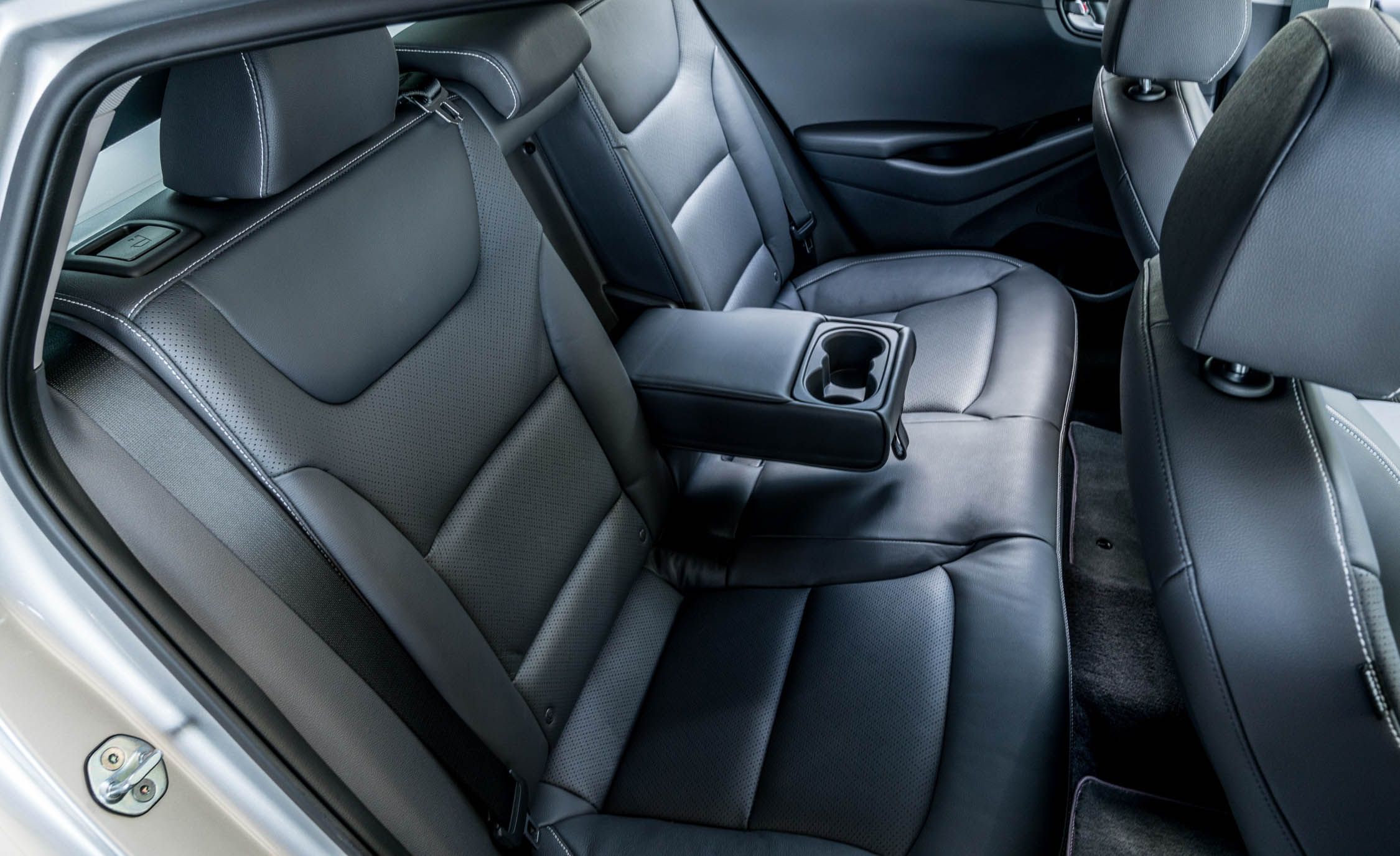 2017 Hyundai Ioniq Electric Interior Seats Rear (View 50 of 67)