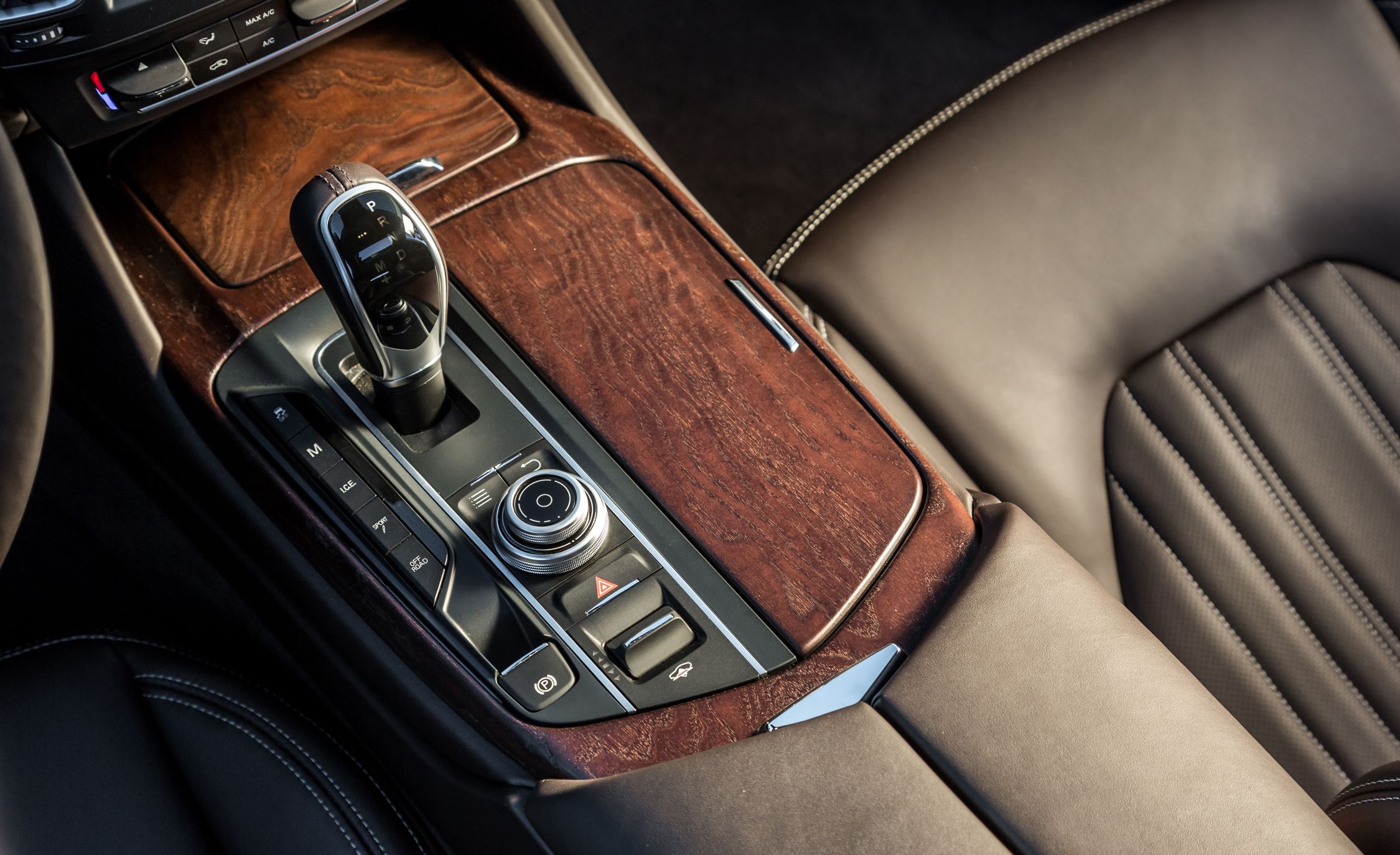 2017 Maserati Levante S Q4 Interior View Gear Shift Knob (View 9 of 21)