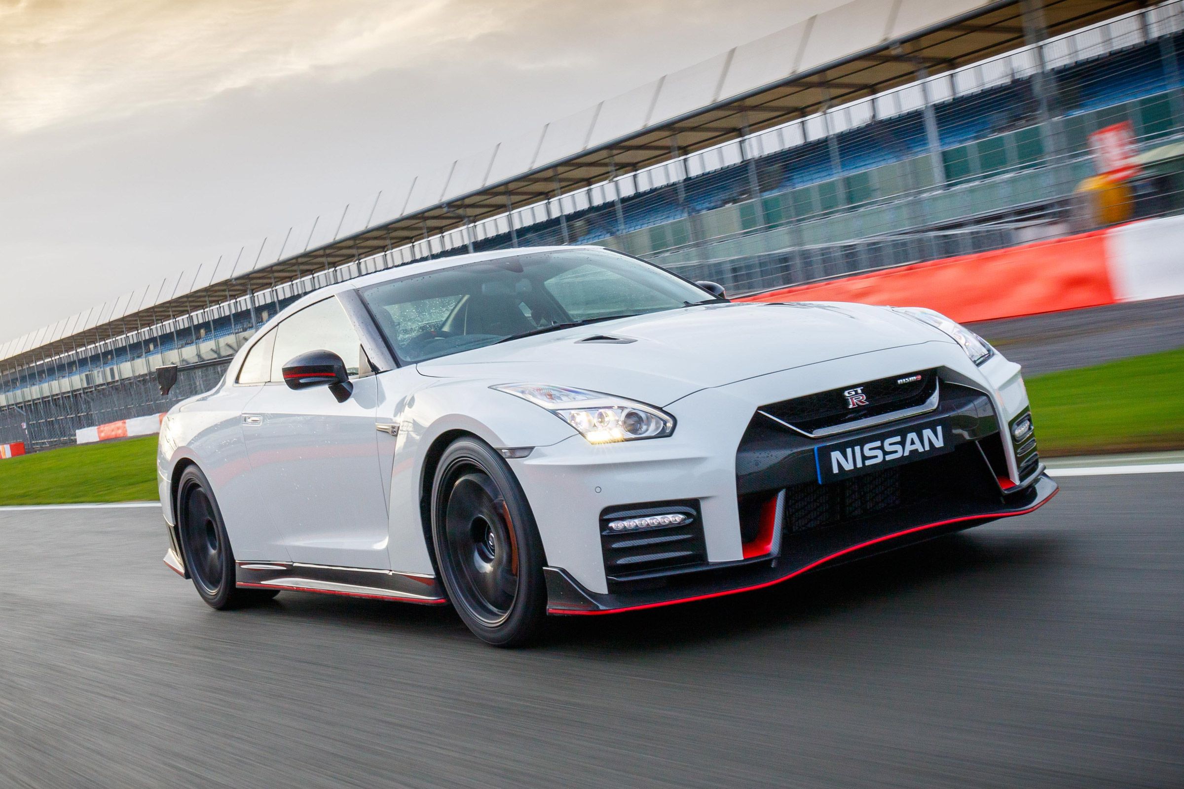 2017 Nissan GT R NISMO (View 4 of 22)