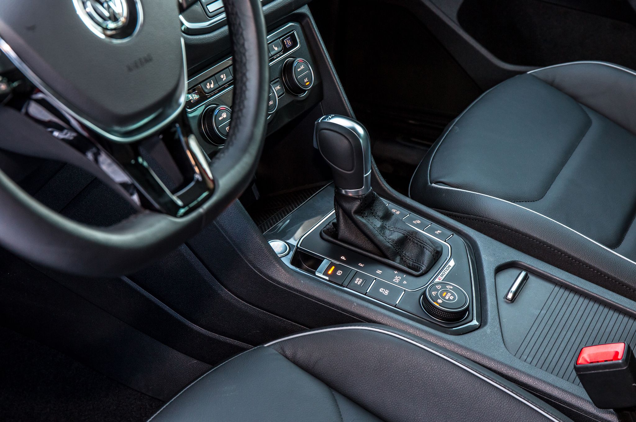 2017 Volkswagen Tiguan Interior View Gear Shift Knob (View 16 of 27)