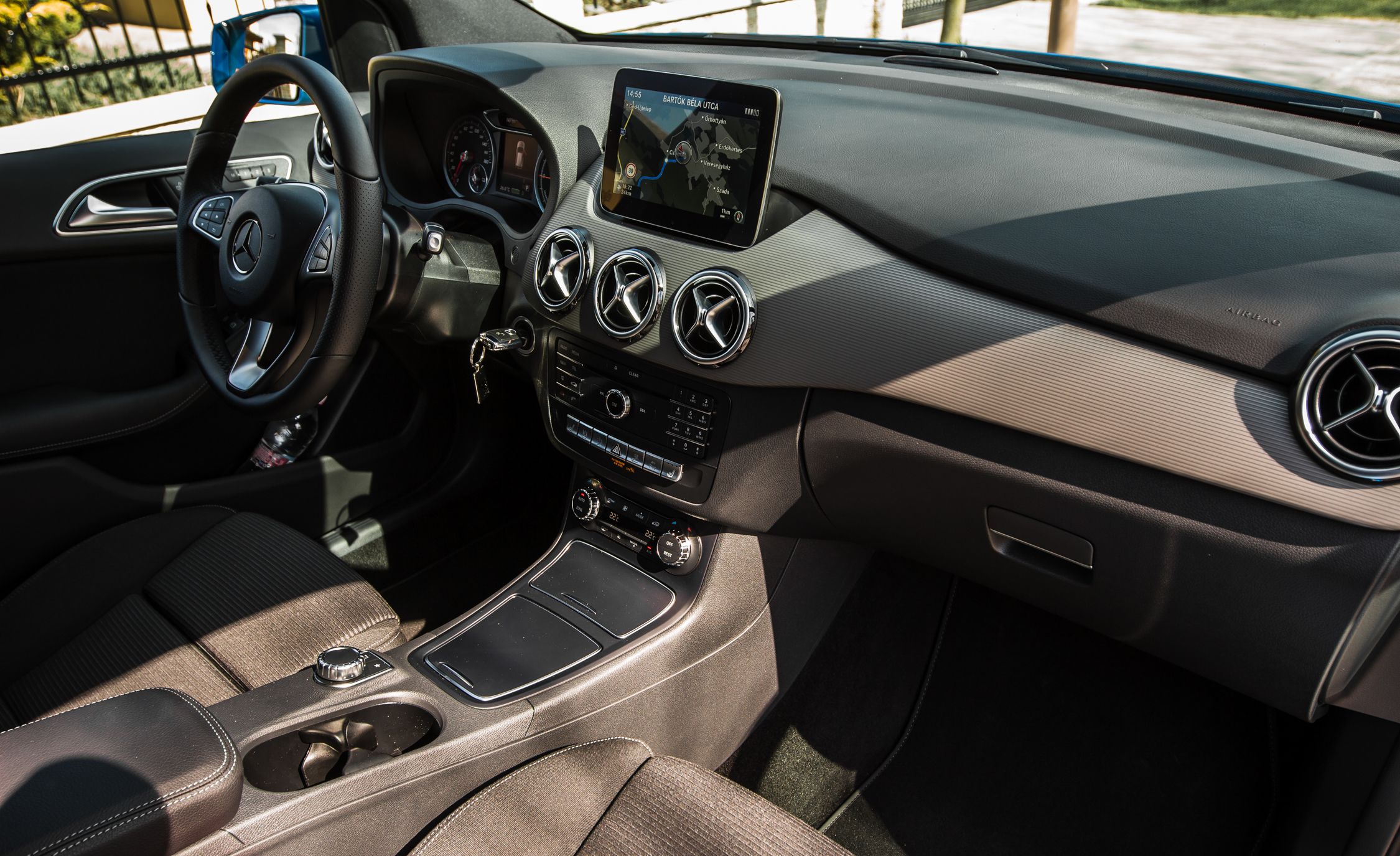 2017 Mercedes Benz B250e Interior Dashboard And Center Screen (View 8 of 24)