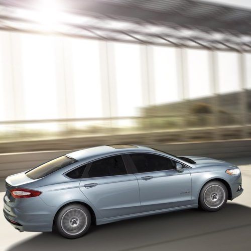 2013 Ford Fusion Hybrid Car Review (Photo 6 of 8)