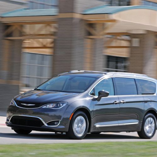 2017 Chrysler Pacifica (Photo 19 of 25)
