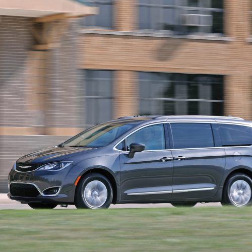 2017 Chrysler Pacifica (Photo 18 of 25)
