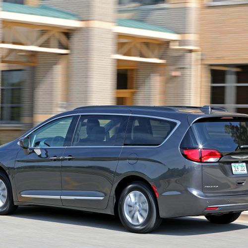 2017 Chrysler Pacifica (Photo 2 of 25)